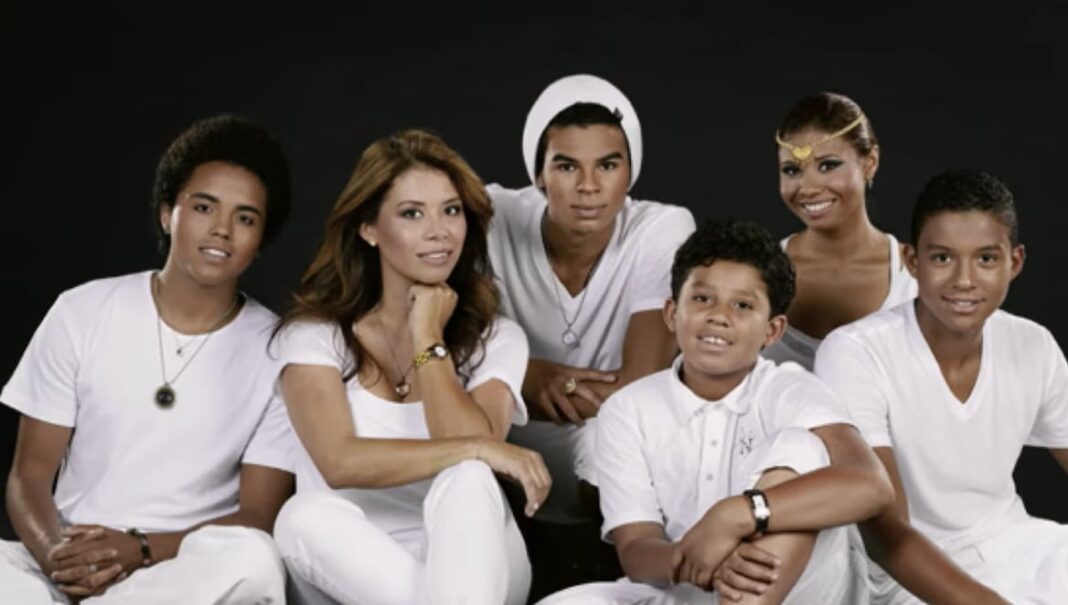 Retrato de Alejandra Genevieve Oaziaza junto a la familia Jackson
