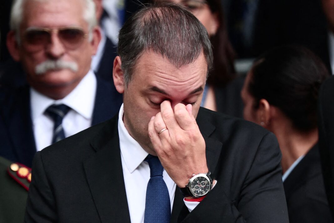 Ilustración de un documento de préstamo y una casa, representando una operación con garantía hipotecaria.