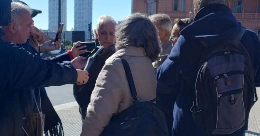 Arzobispo Jorge Lozano habla con periodistas frente a la Casa Rosada