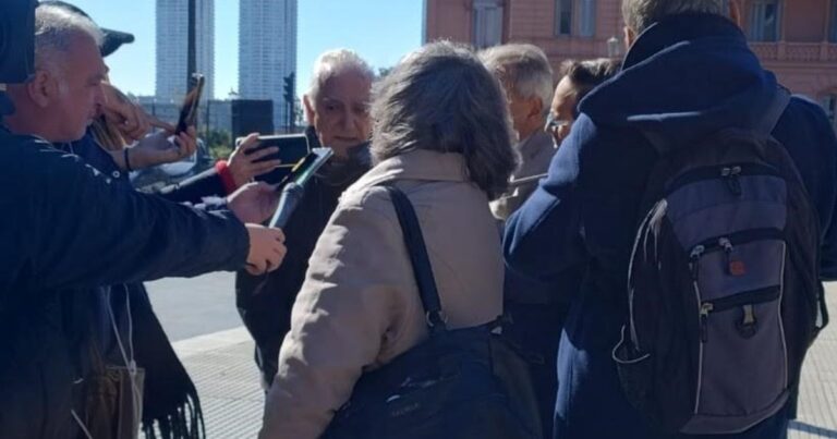 Arzobispo Jorge Lozano habla con periodistas frente a la Casa Rosada