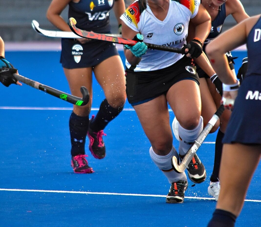 Ilustración de un campo de hockey o símbolos de justicia, representando el caso judicial en Mendoza.