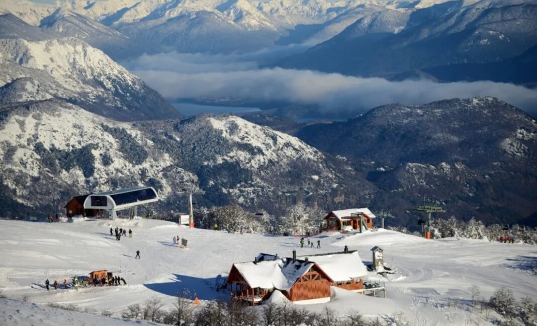 Vista exterior de la terminal del Aeropuerto Chapelco - Aviador Carlos Campos en Neuquén