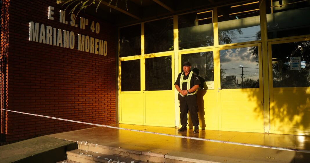 Fachada de una escuela primaria en la provincia de Santa Fe, Argentina.