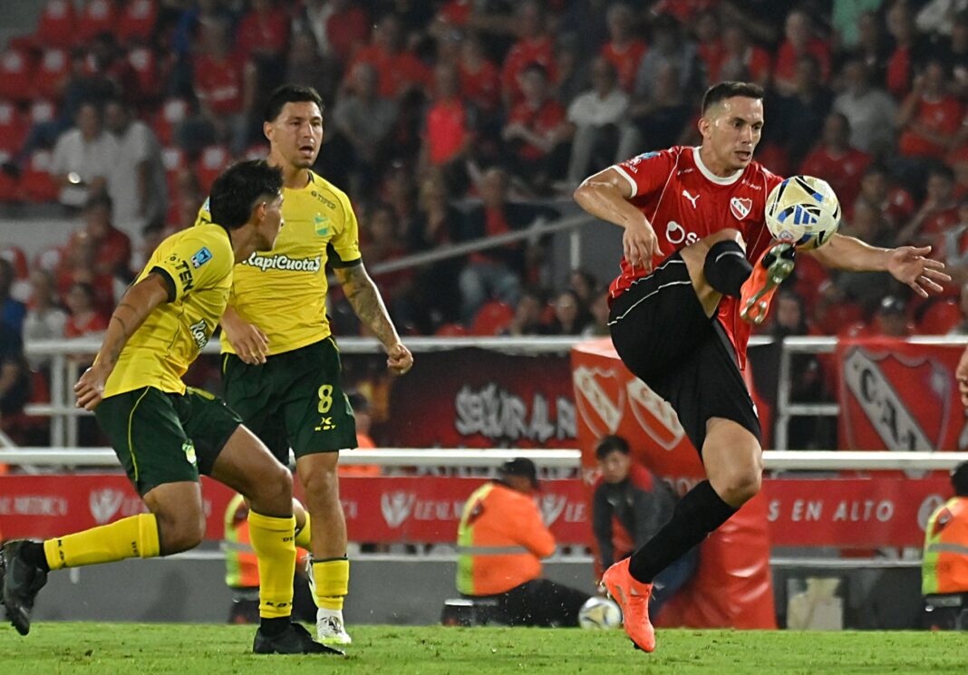 Jugadores de Independiente celebrando un gol frente a Defensa y Justicia en el estadio Libertadores de América.
