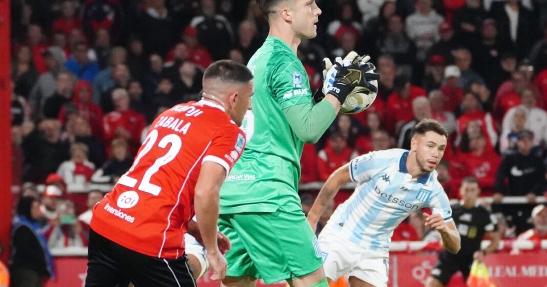 Jugadores de Independiente Petrolero y Racing en acción durante un partido de fútbol.