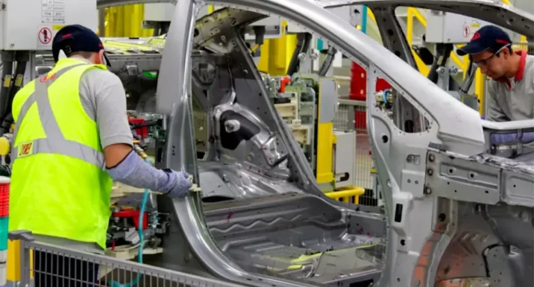 Línea de producción de una fábrica automotriz en Argentina con bandera nacional
