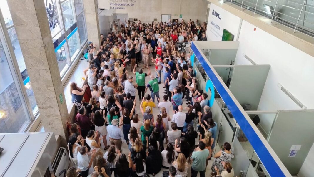 Gráfico de inflación y estetoscopio sobre una mesa, representando los temas económicos y de salud.