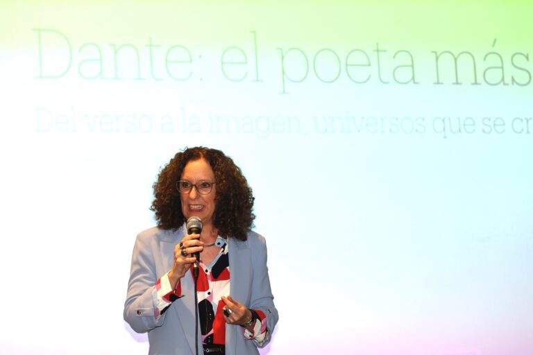 Emma Sanguinetti durante su conferencia sobre Dante Alighieri en el arte.