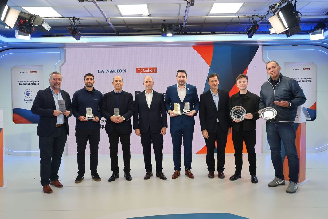 Logotipos de LA NACION y Galicia junto al texto 'Premio a la Pequeña y Mediana Empresa'