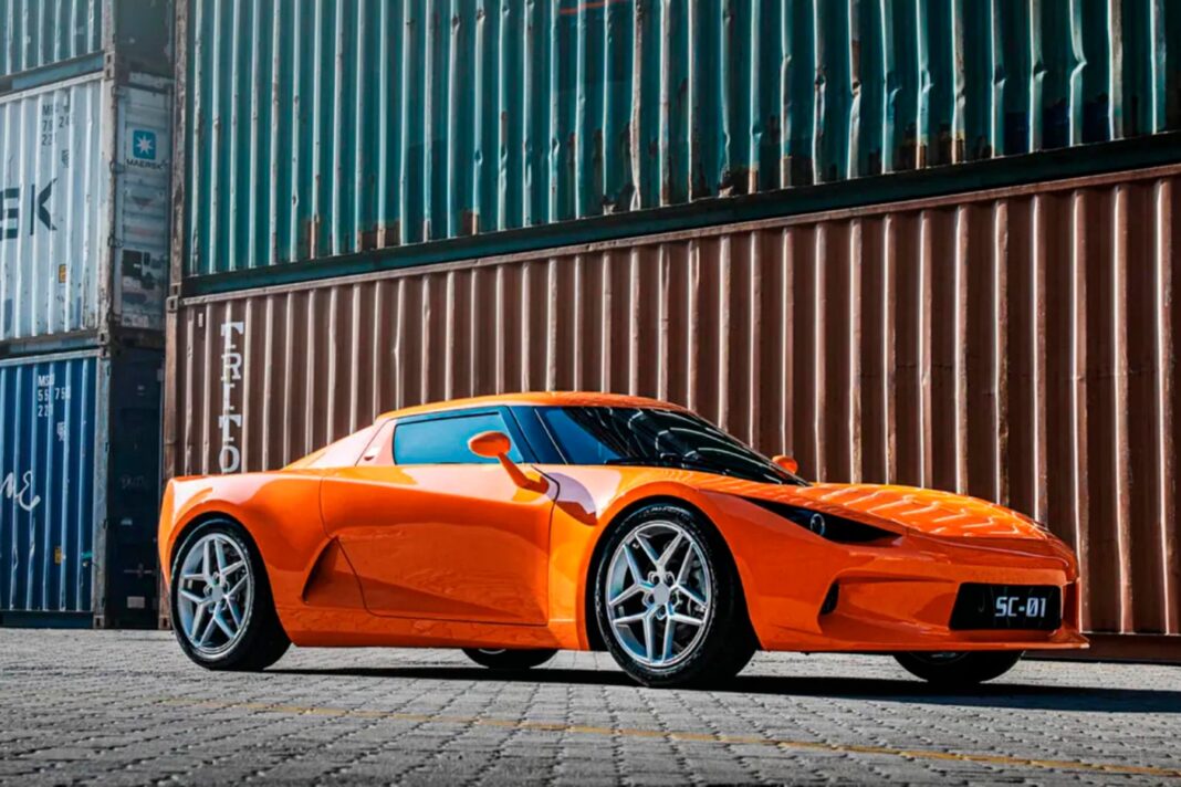 Vista frontal del deportivo eléctrico JMEV SC01, color rojo, en una carretera