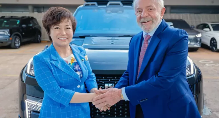 Logotipo de BYD junto a una representación gráfica de la justicia brasileña.