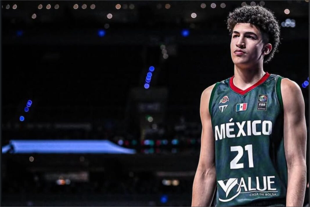 Karim López, jugador de básquet mexicano, en acción durante un partido.
