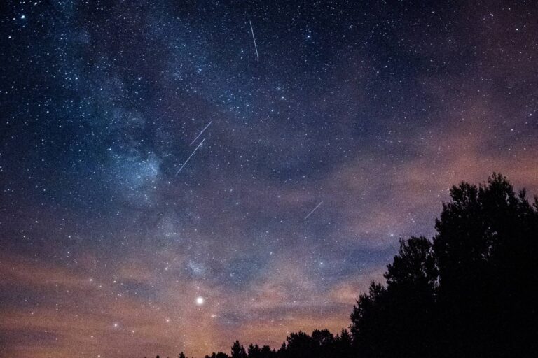 Ilustración de estrellas fugaces en el cielo nocturno, representando la lluvia de meteoros Líridas.