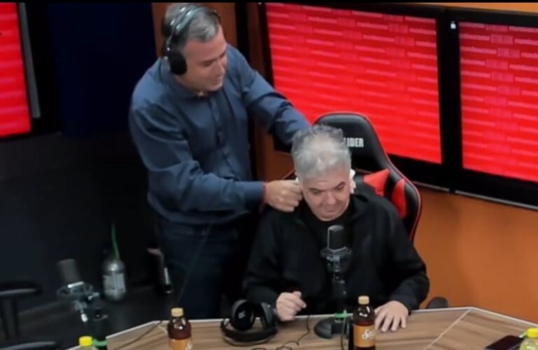Luciano Nakis y Chiqui Tapia en el palco durante un partido de la selección argentina.