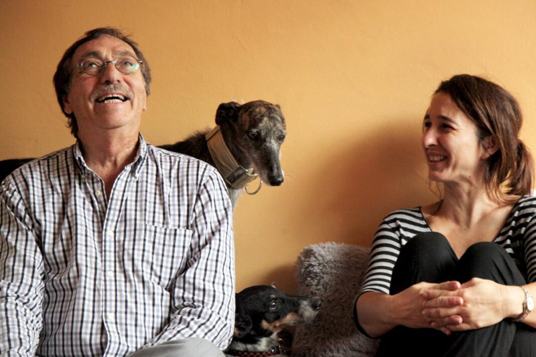 Luis Brandoni acariciando a un perro en su hogar