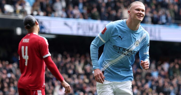 Jugadores de Manchester City celebran un gol frente a Liverpool en el Etihad Stadium.