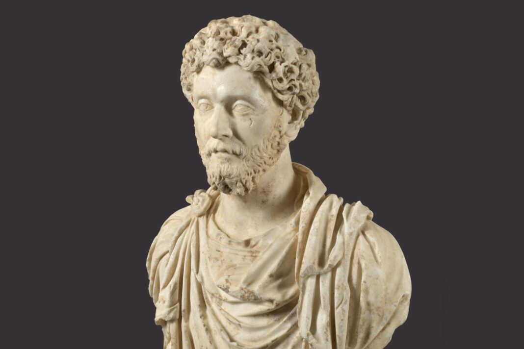 Representación artística del emperador romano Marco Aurelio escribiendo sus reflexiones.