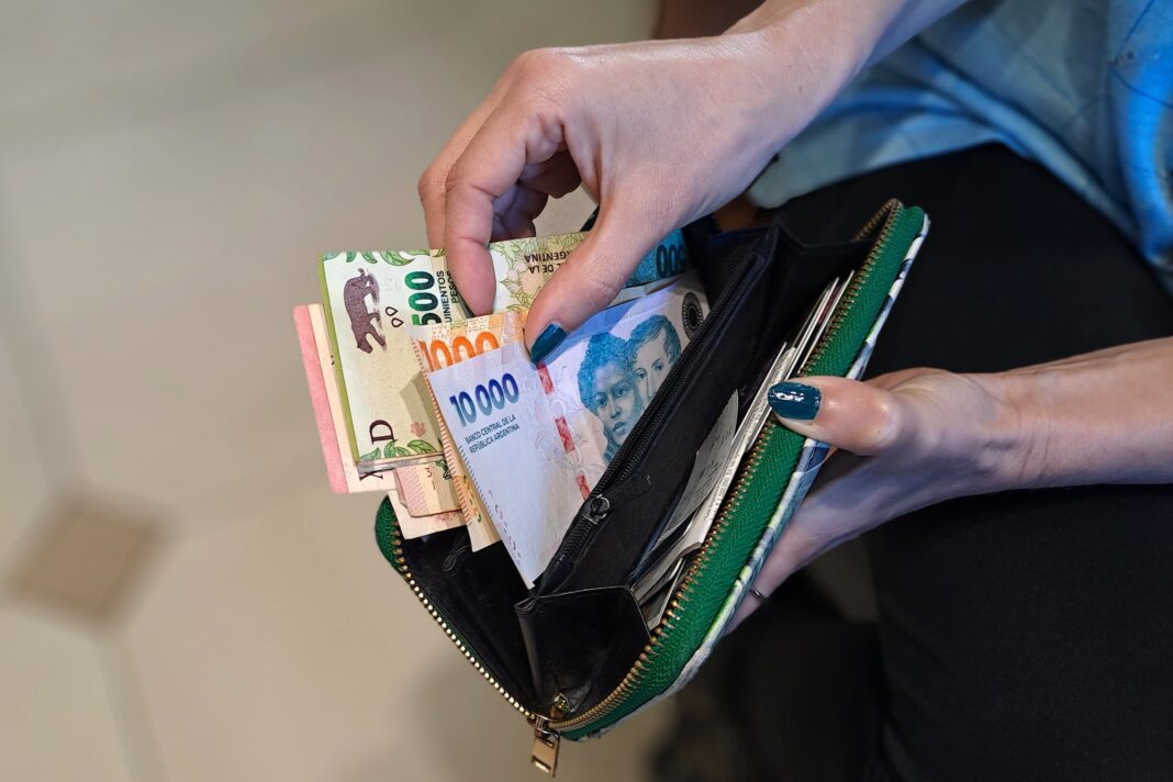 Familias argentinas sobreendeudadas analizando facturas y cuentas