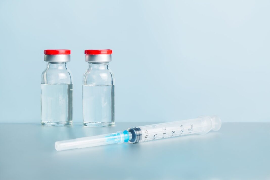 Ilustración de un frasco de medicamento y un reloj de arena, simbolizando el tiempo y el tratamiento.