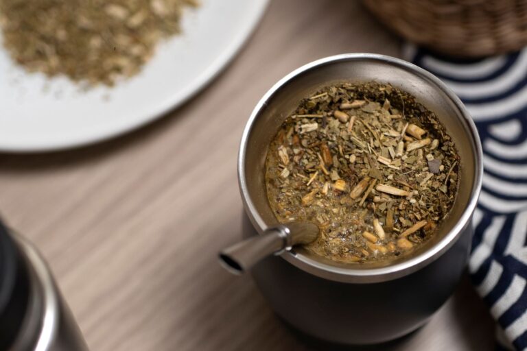 Mate argentino con hojas de menta fresca, listo para tomar.