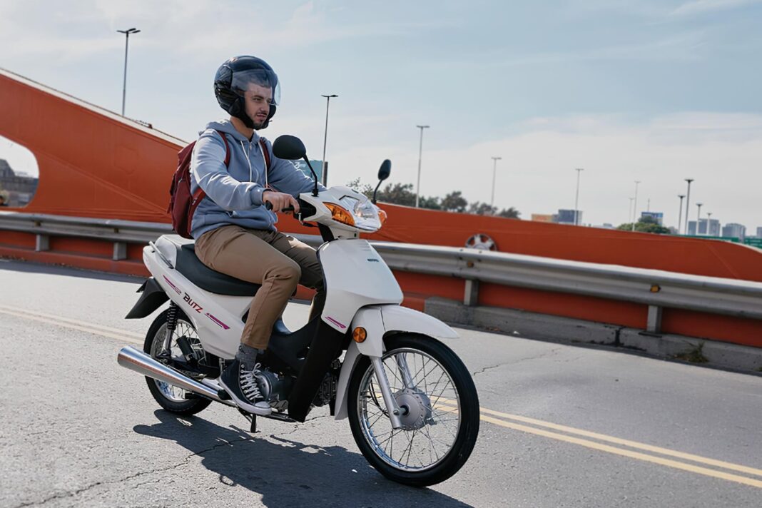 Hombre revisando documentos de transferencia de una motocicleta en Argentina