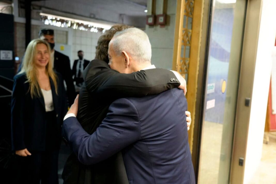 Los presidentes Javier Milei y Benjamín Netanyahu se dan la mano durante su reunión en Israel.