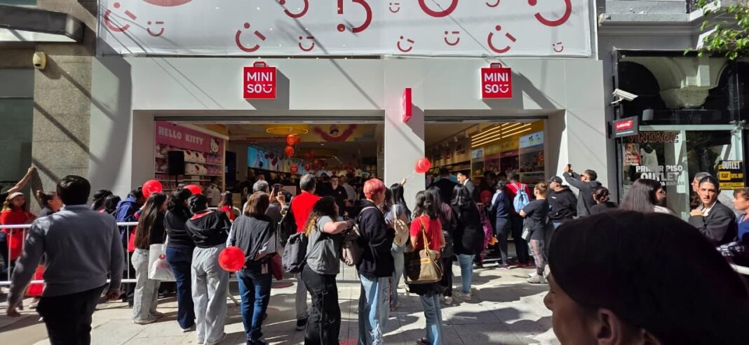 Fachada del primer local de Miniso en Argentina, ubicado en Florida 643, Buenos Aires
