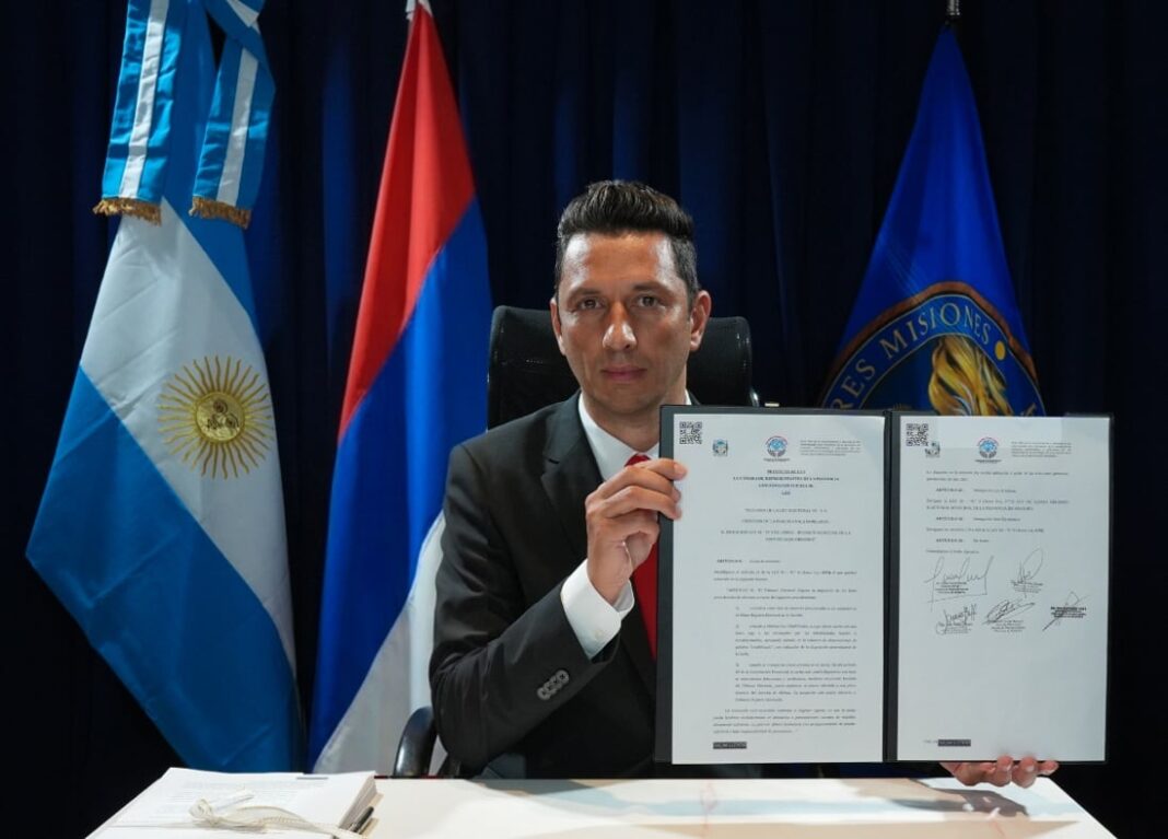 Camión en ruta cerca de un puesto de control en Misiones