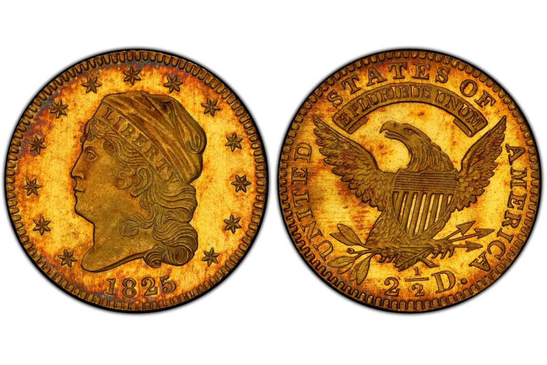 Fotografía de la moneda estadounidense Quarter Eagle de oro de 1825, mostrando su anverso con la figura de la Libertad y su reverso con un águila.