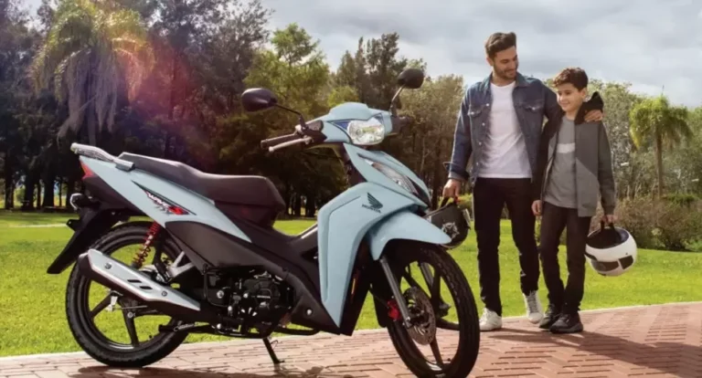 Fila de motos 110 cc de diferentes marcas estacionadas en una calle urbana