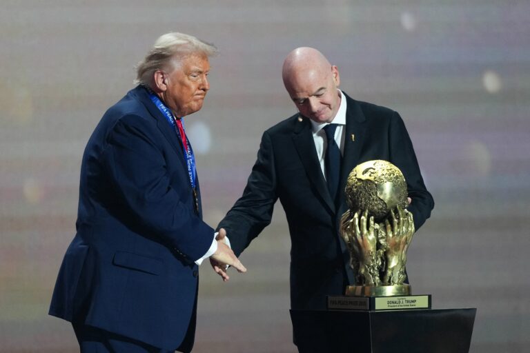 Estadio de fútbol con banderas y público durante un partido del Mundial en Estados Unidos