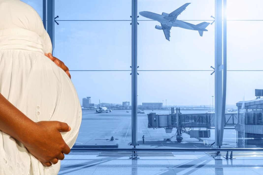 Avión en vuelo, ilustración de un nacimiento a bordo y un mapa con la ruta Jamaica - Nueva York.