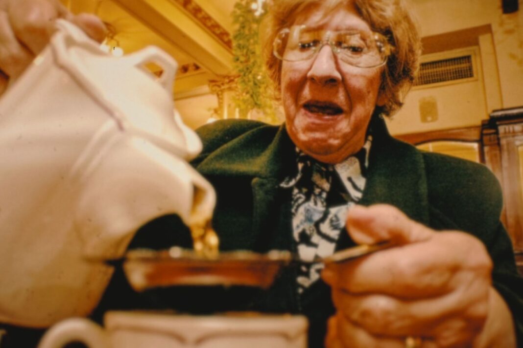 Escena del documental Yiya Murano: Muerte a la hora del té de Netflix