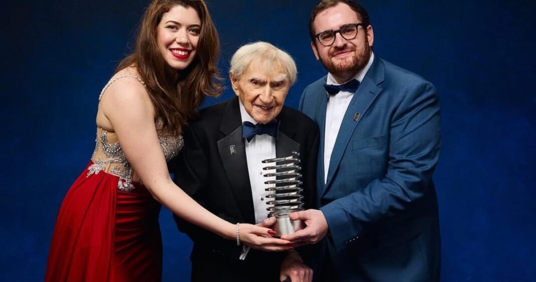 Doctor Howard Tucker, neurólogo de 103 años, sonriendo mientras camina en una cinta