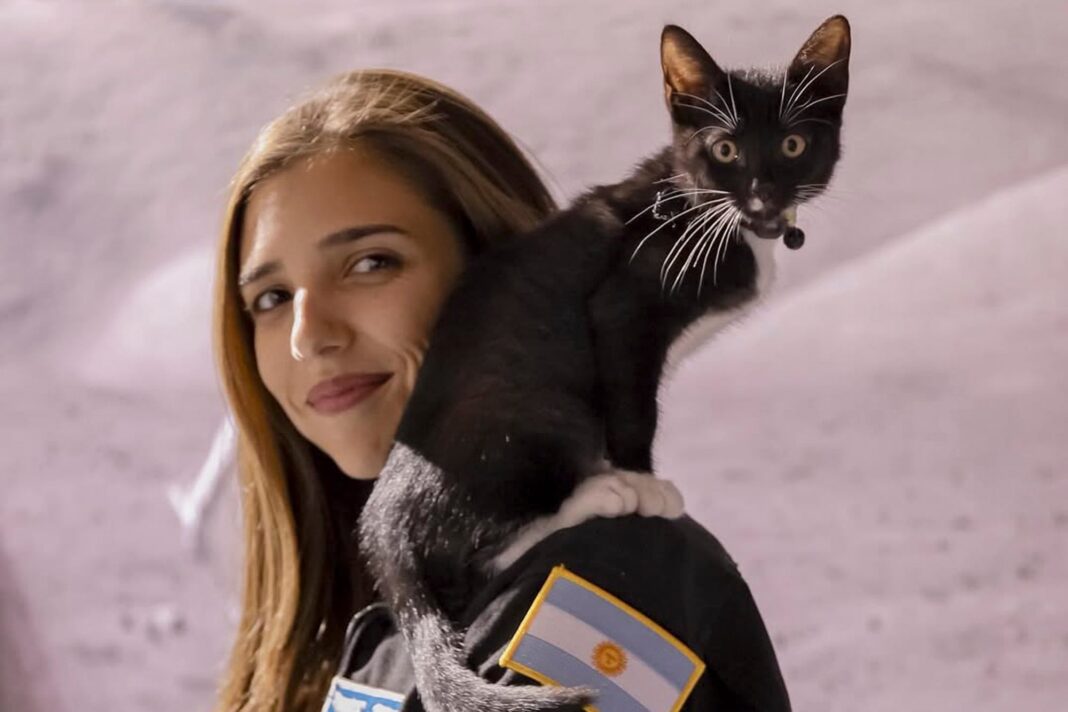 Noel de Castro, ingeniera argentina, sonriendo con un fondo relacionado al espacio o la ciencia.