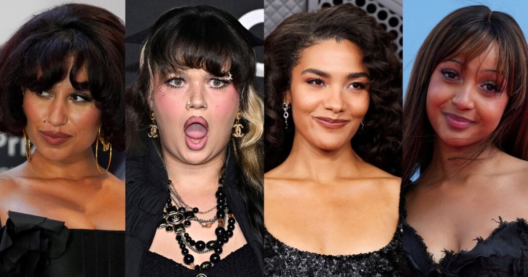 Fotografía de la artista británica Raye en un escenario durante una presentación musical.