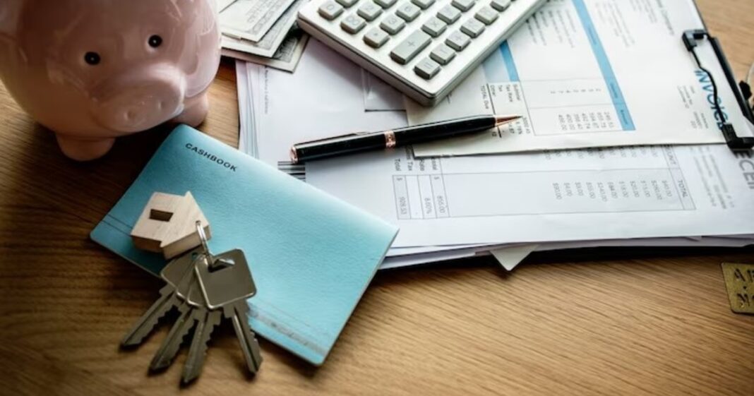 Ilustración de un documento de contratación laboral con un sello de 'prohibido' sobre un informe crediticio.