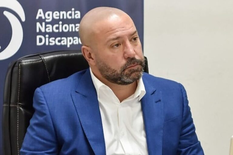Gráfico representativo de una investigación judicial con documentos y un ícono de audio.
