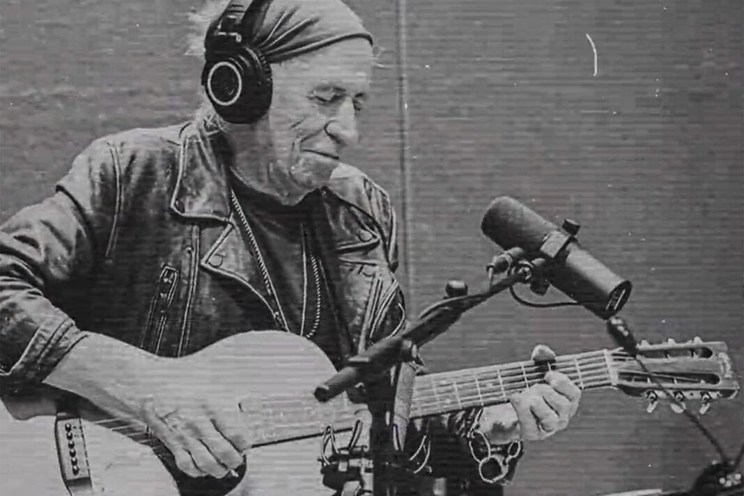 Rolling Stones en el estudio de grabación con guitarras y micrófonos