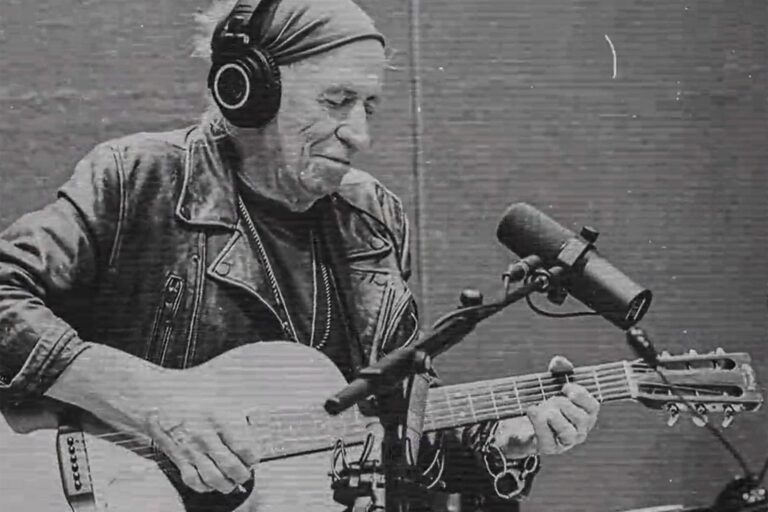 Rolling Stones en el estudio de grabación con guitarras y micrófonos