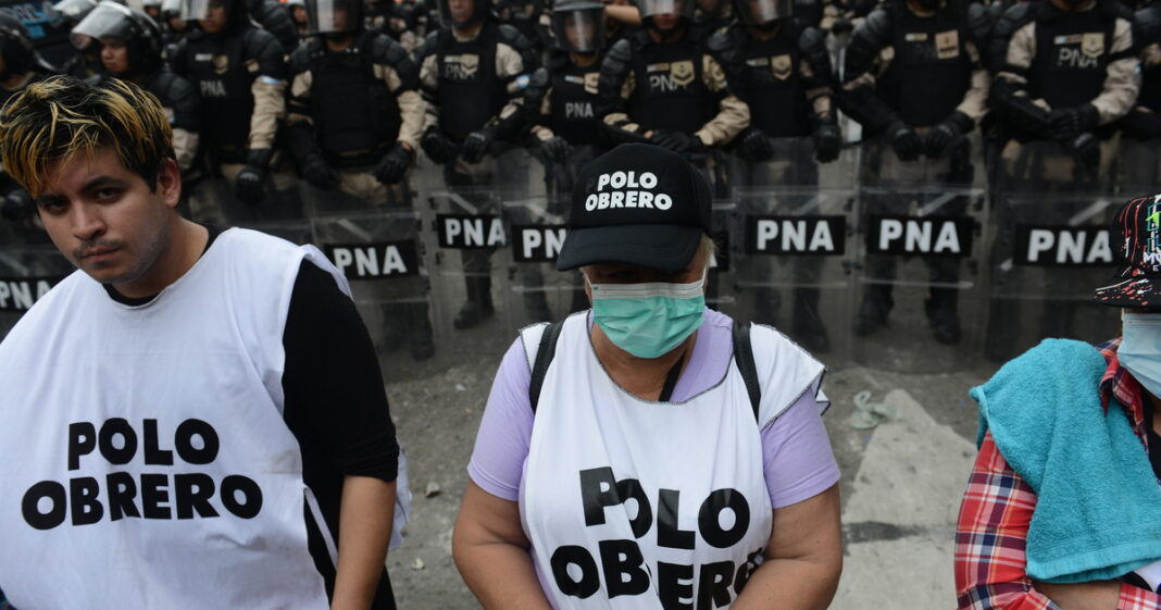 Manifestantes realizando un corte de ruta en un acceso a la Ciudad de Buenos Aires