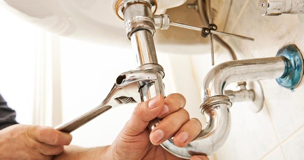 Comparativa antes y después del baño renovado, mostrando el cambio de bañera antigua por ducha moderna y nueva iluminación.