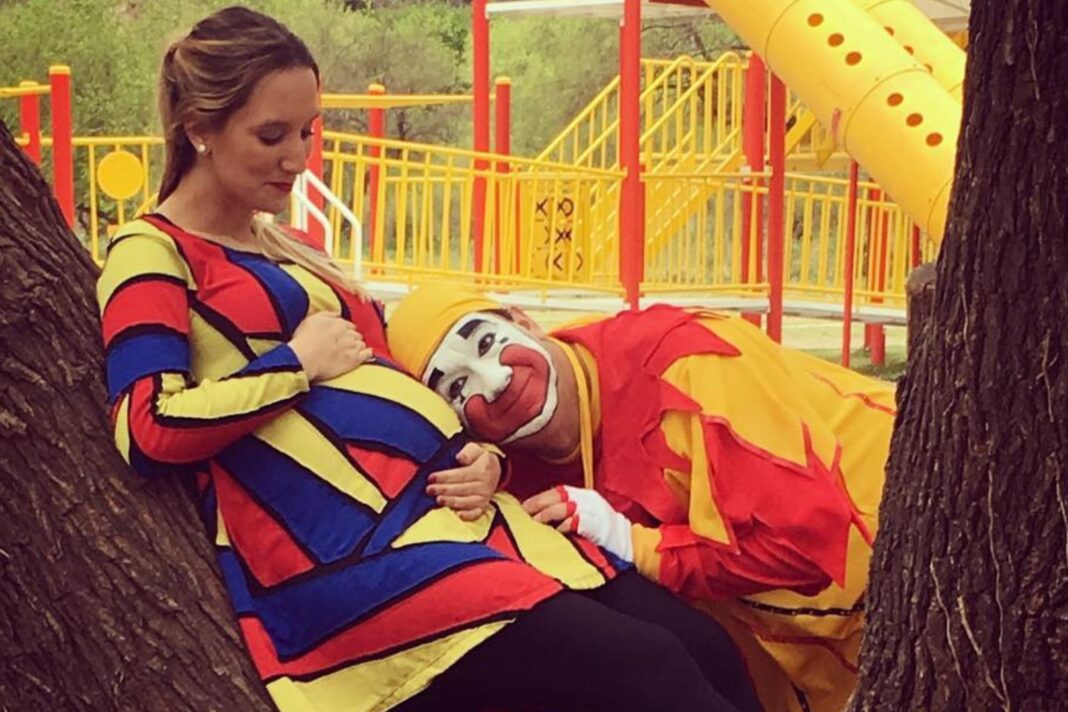 Piñón Fijo y su hija Ana Sol Gómez Suárez abrazados, posando juntos.