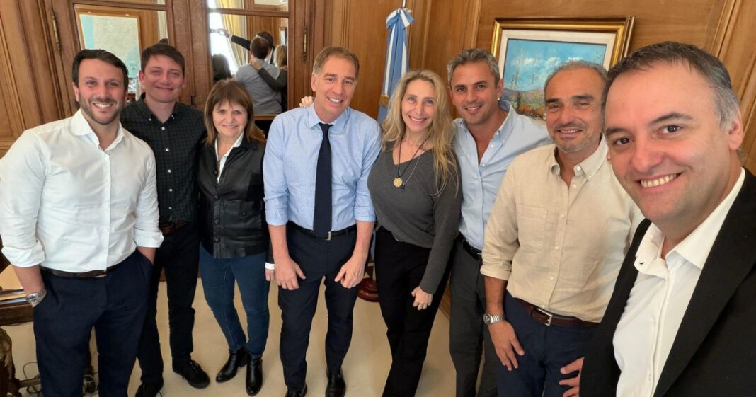 Sesión del Senado argentino con fondo de bandera nacional