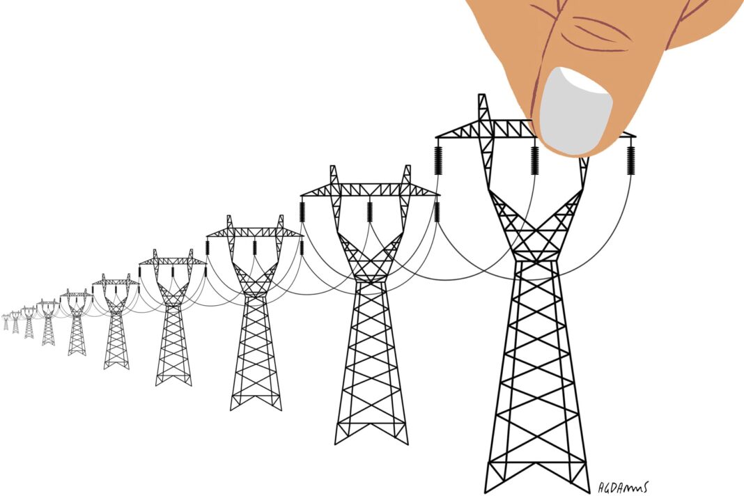 Torres de alta tensión y líneas de transmisión eléctrica en el campo.