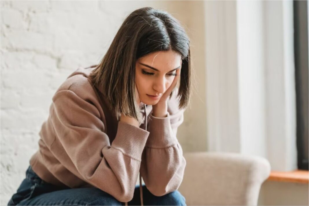 Ilustración conceptual sobre psicología y lenguaje, mostrando un rostro pensativo y burbujas de diálogo.