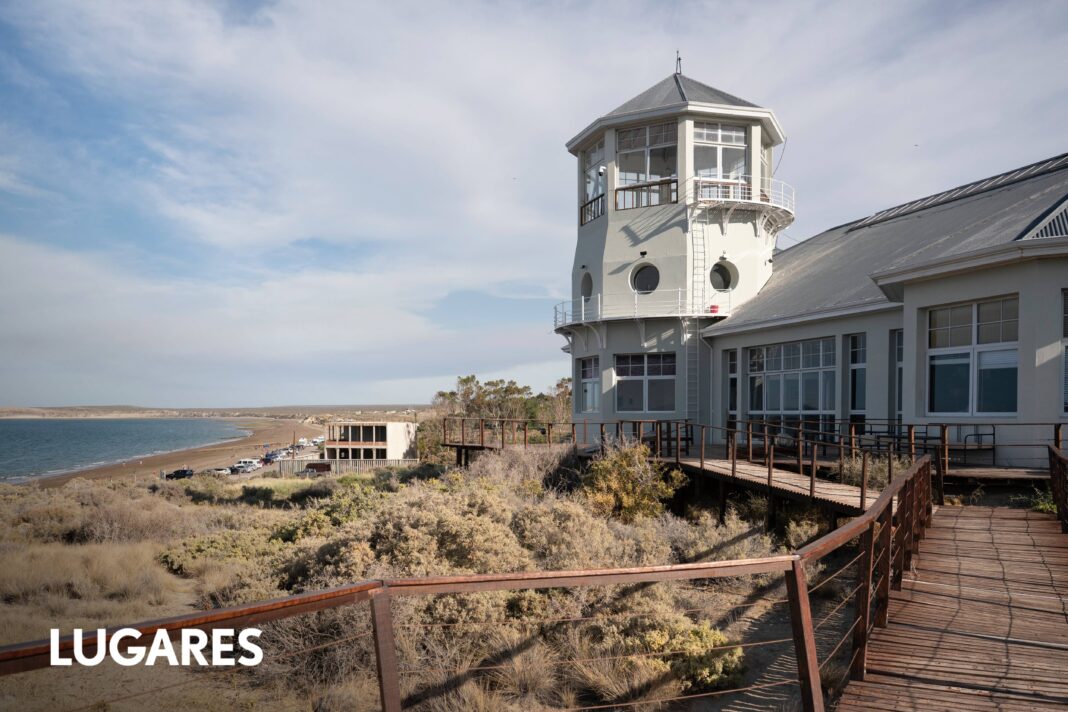 Vista panorámica de la costa de Puerto Madryn con acantilados y mar en la Patagonia argentina.