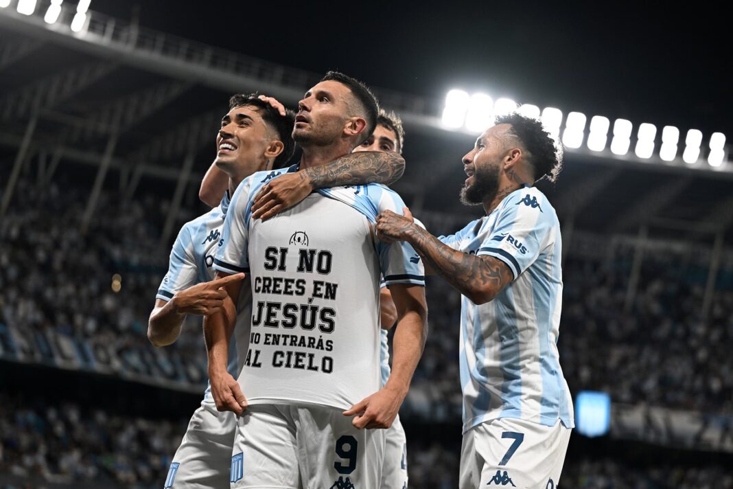 Adrián Maravilla Martínez en entrenamiento con la camiseta de Racing Club