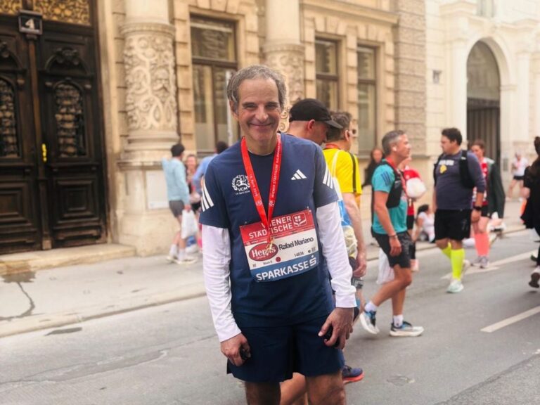 Rafael Grossi, director del OIEA y candidato argentino a la ONU, participando en la maratón de Viena.