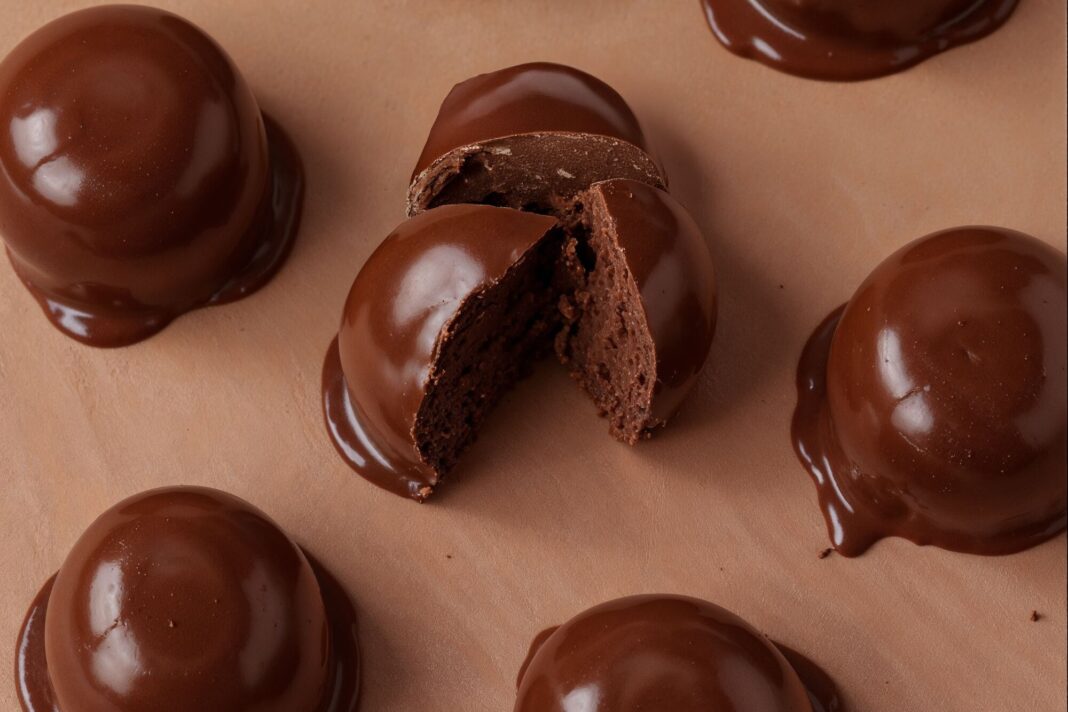 Bombones Oreo caseros sin harina, listos para servir en un plato.